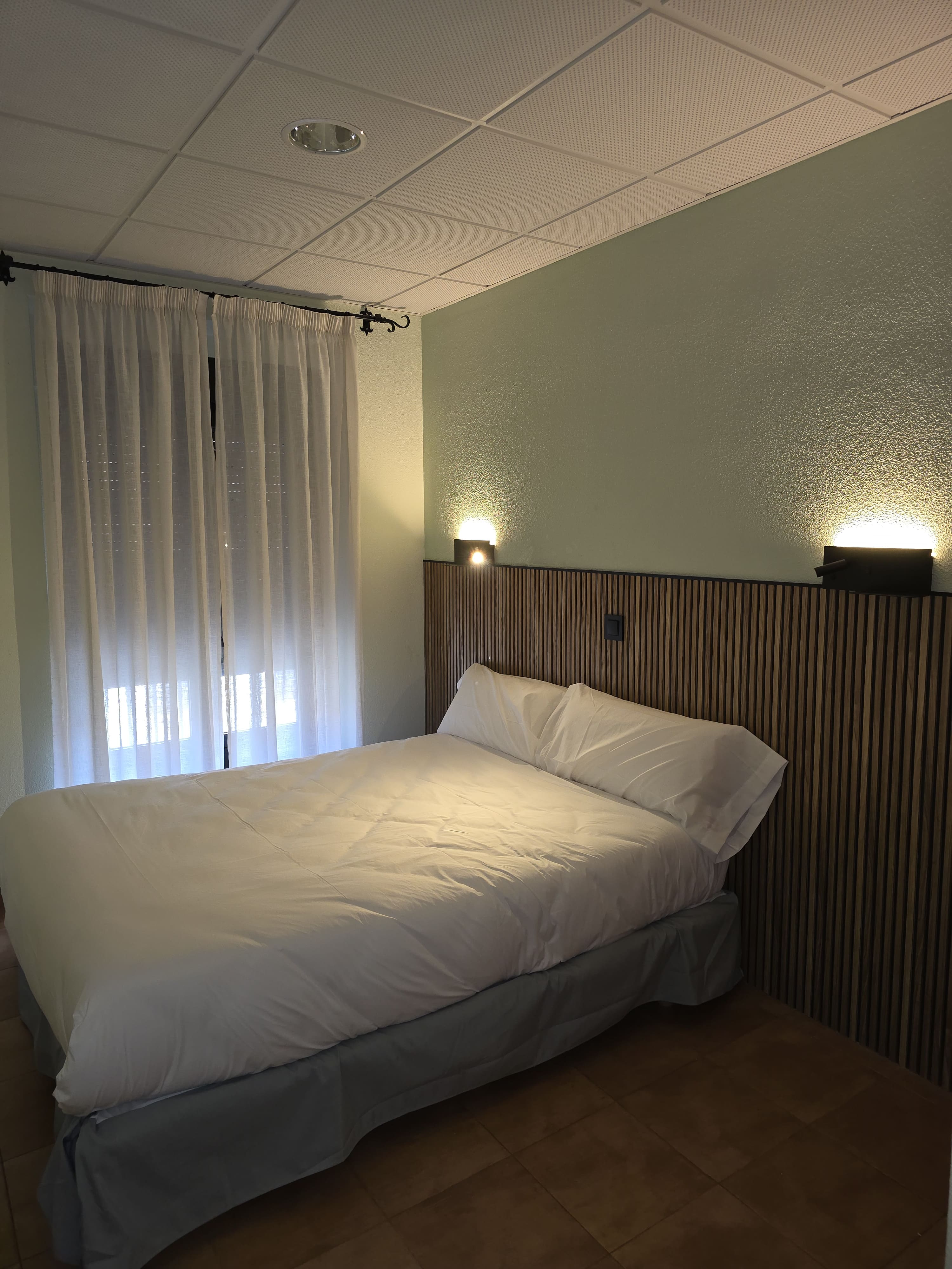 Cabecero de lamas con LED y cama matrimonial en doble económica